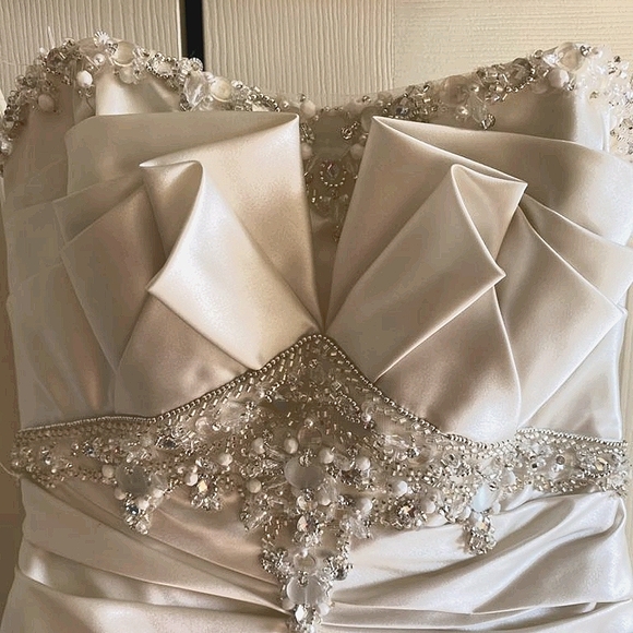 Beautiful ivory wedding dress ballgown in EUC! - Picture 3 of 10